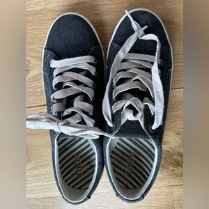 Taos size 7.5 sneakers in charcoal wash canvas